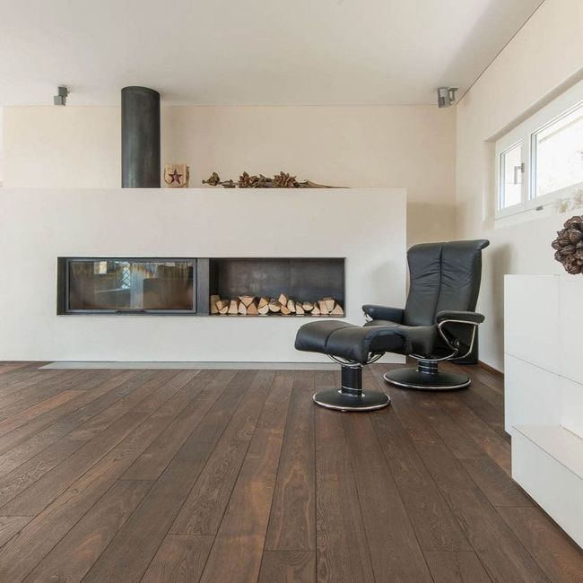Bodenleger Müller Beltrami Boden GmbH verlegt einen hochwertigen dunklen Eichen-Dielenboden in einem modernen Wohnbereich Bodenleger Müller Beltrami Boden GmbH verlegt einen hochwertigen dunklen Eichen-Dielenboden in einem modernen Wohnbereich