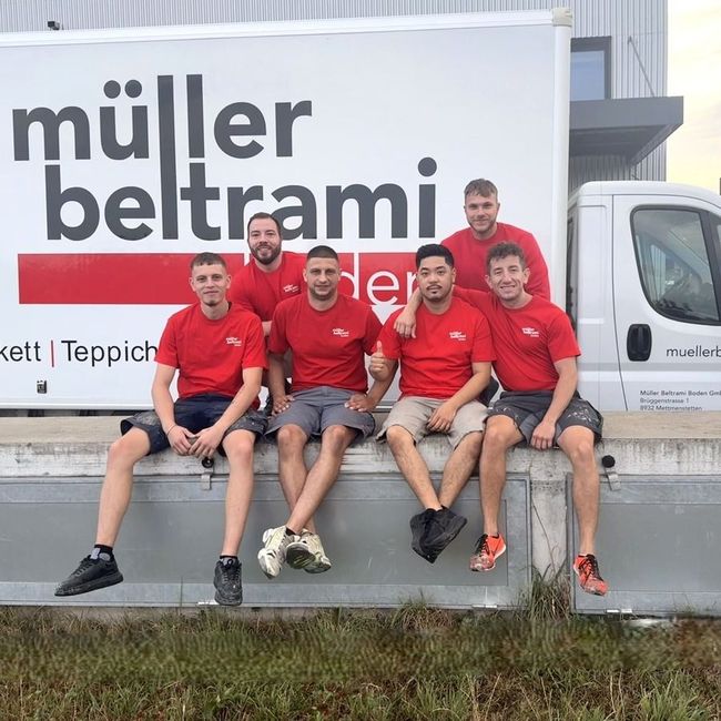 Team vom Bodenleger Müller Beltrami Boden GmbH mit Firmenfahrzeug im Hintergrund Team vom Bodenleger Müller Beltrami Boden GmbH mit Firmenfahrzeug im Hintergrund