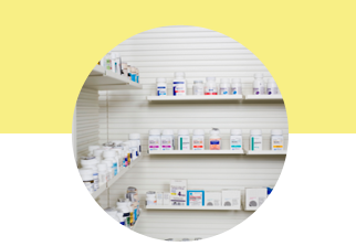 Una farmacia con estantes llenos de botellas de medicamentos