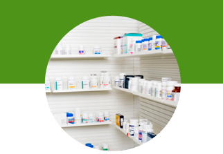 Una farmacia llena de muchos frascos y estantes.