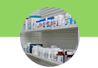Un estante de farmacia lleno de muchos frascos y pastillas.