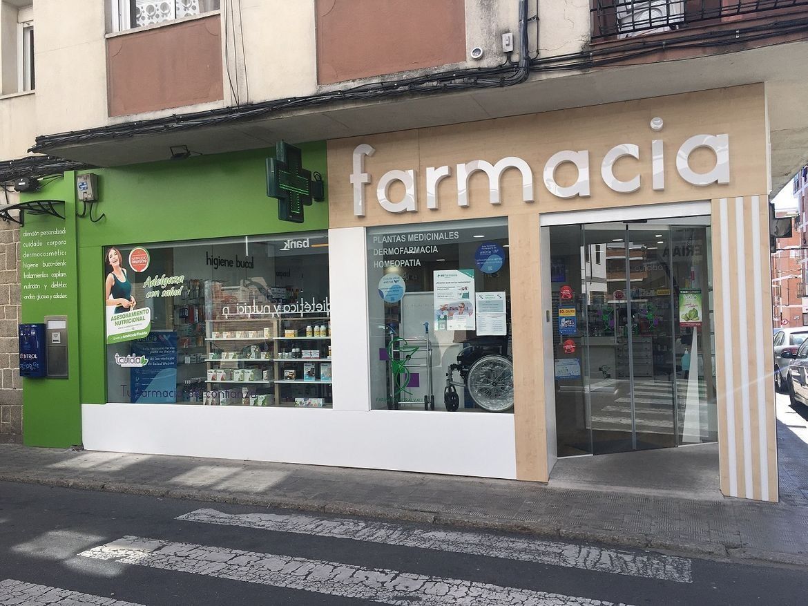 Una farmacia está ubicada en la esquina de una calle.