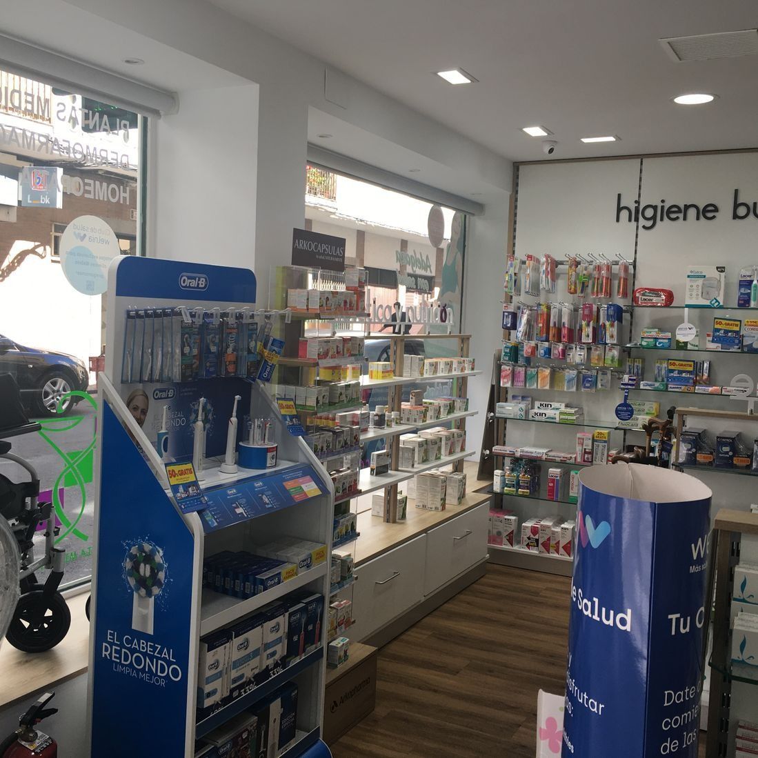 El interior de una farmacia con muchos productos en exposición.