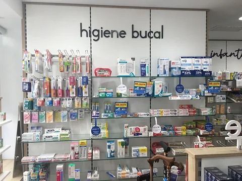Una farmacia con un cartel que dice higiene bucal