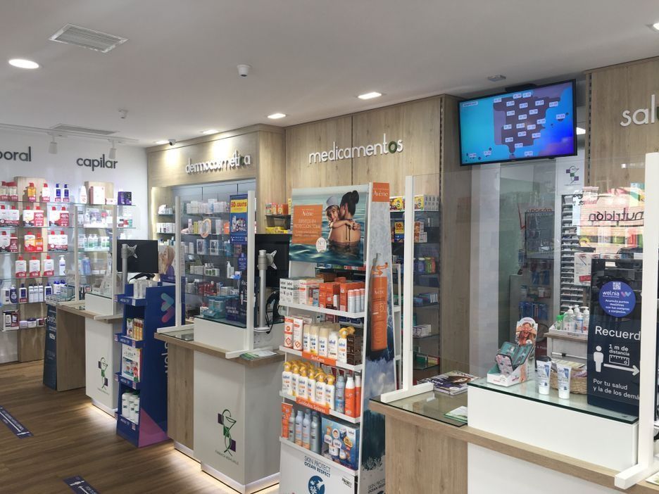 El interior de una farmacia con muchos estantes y mostradores.