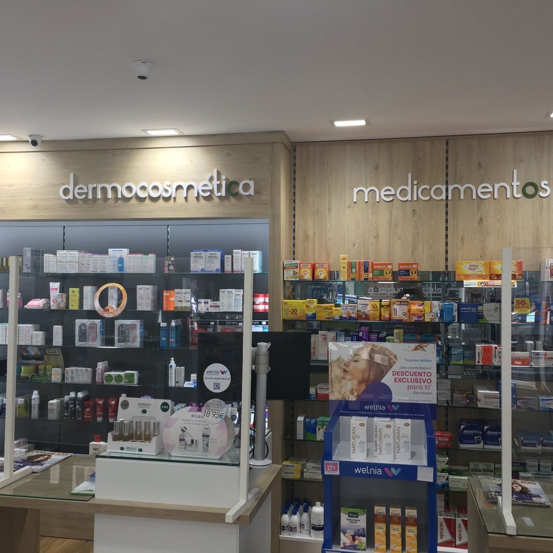 Una farmacia llena de muchos productos y un mostrador.