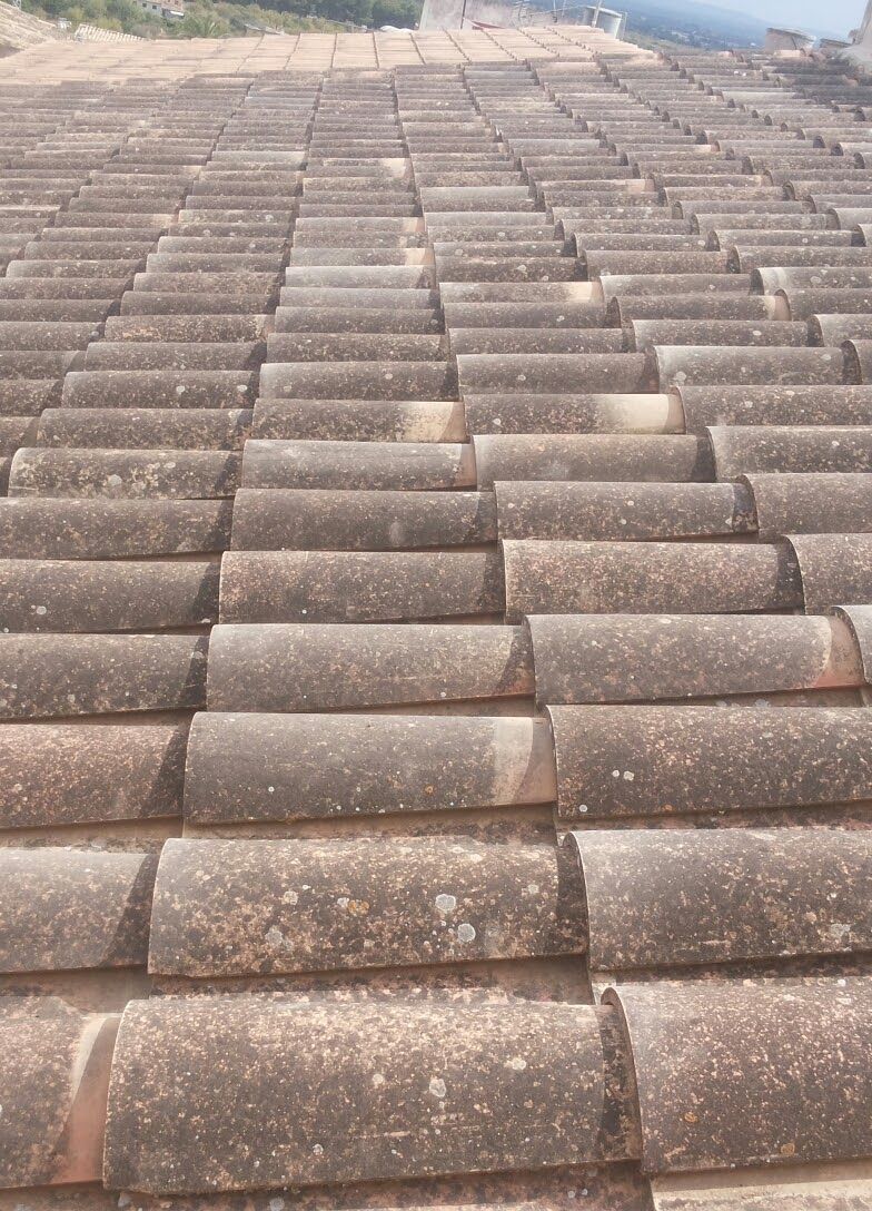 Un primer plano de un tejado con muchas tejas.