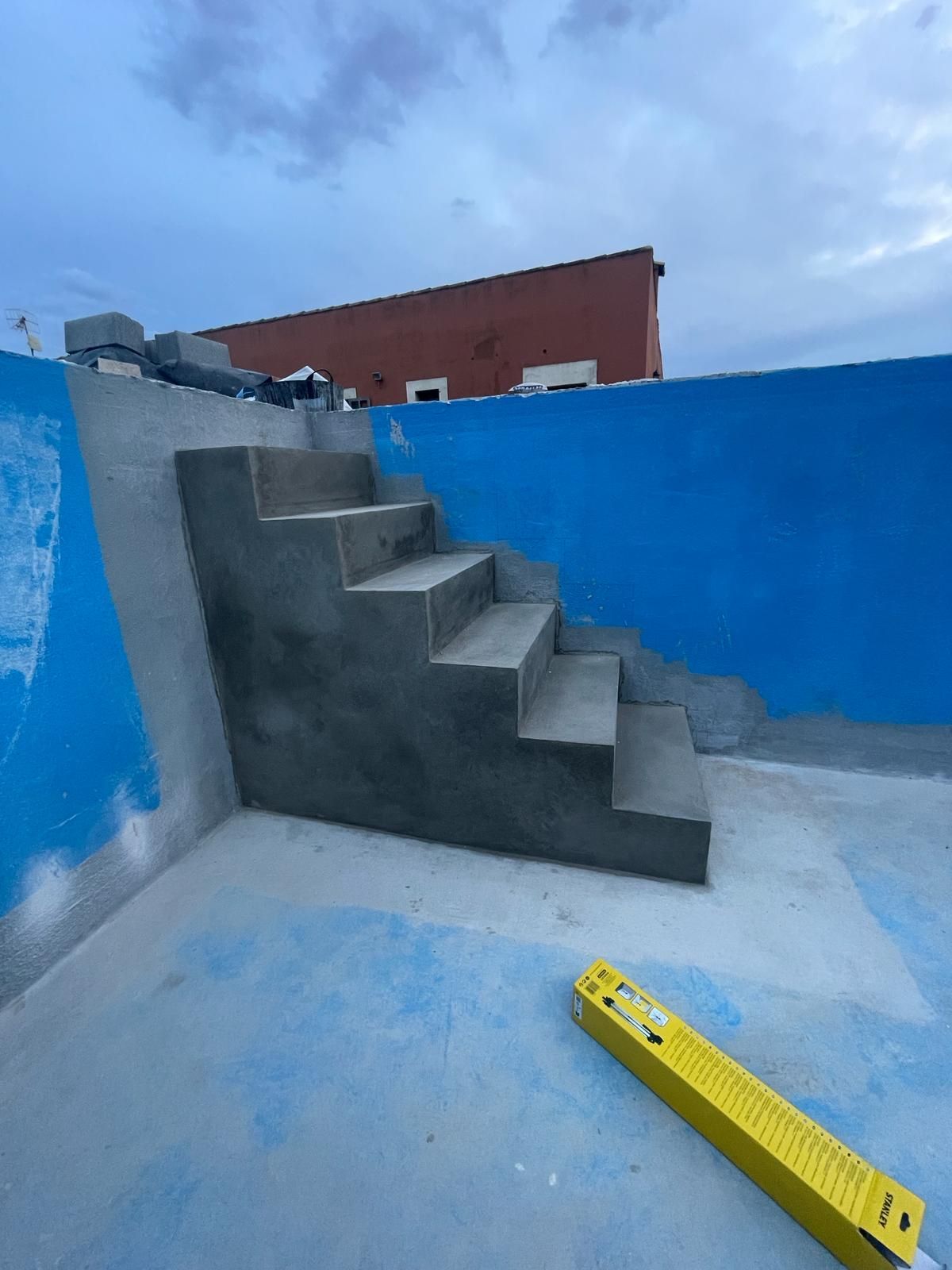 Un nivel amarillo está al lado de un conjunto de escaleras.