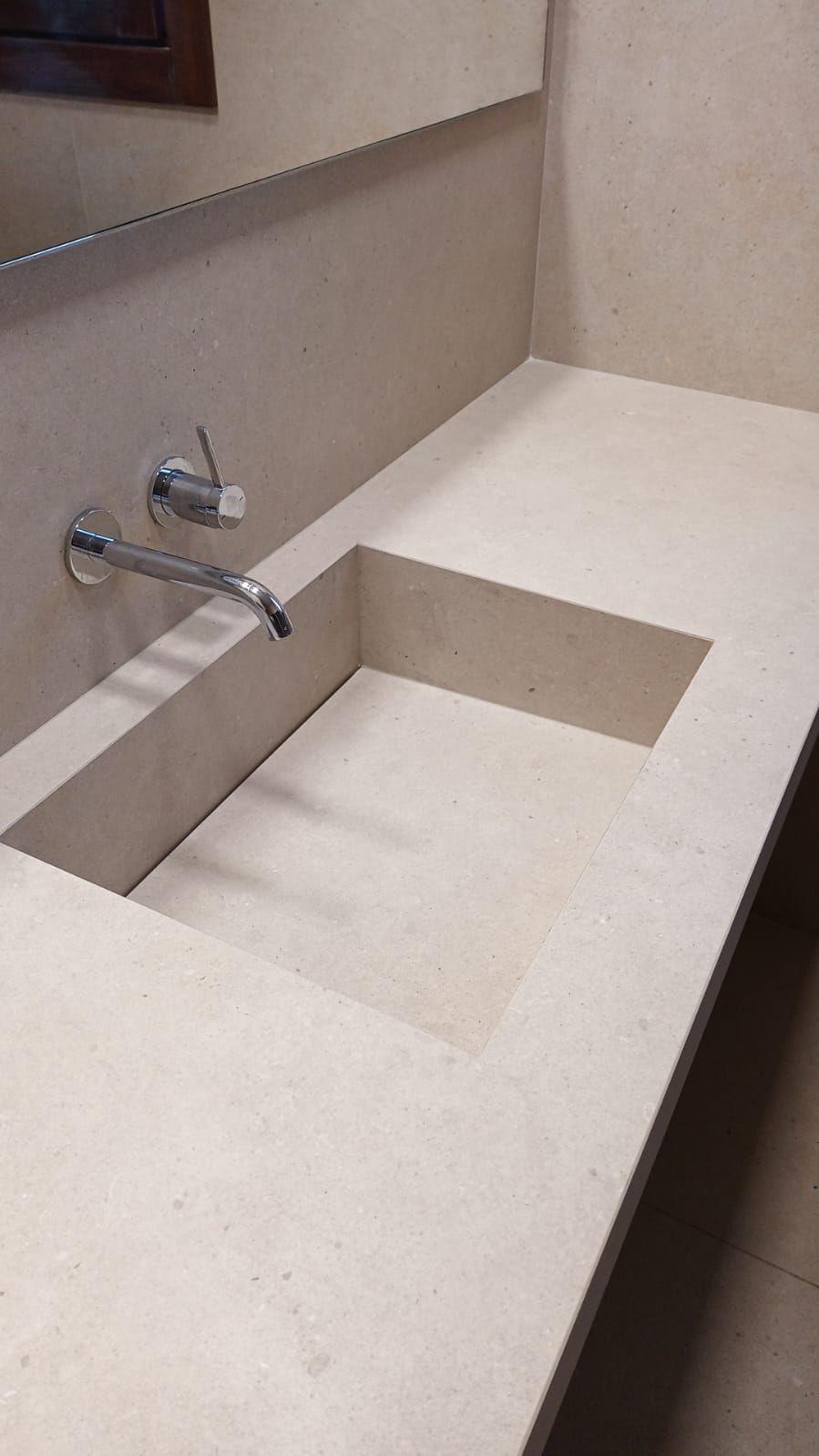 Un lavabo de baño con grifo y espejo.