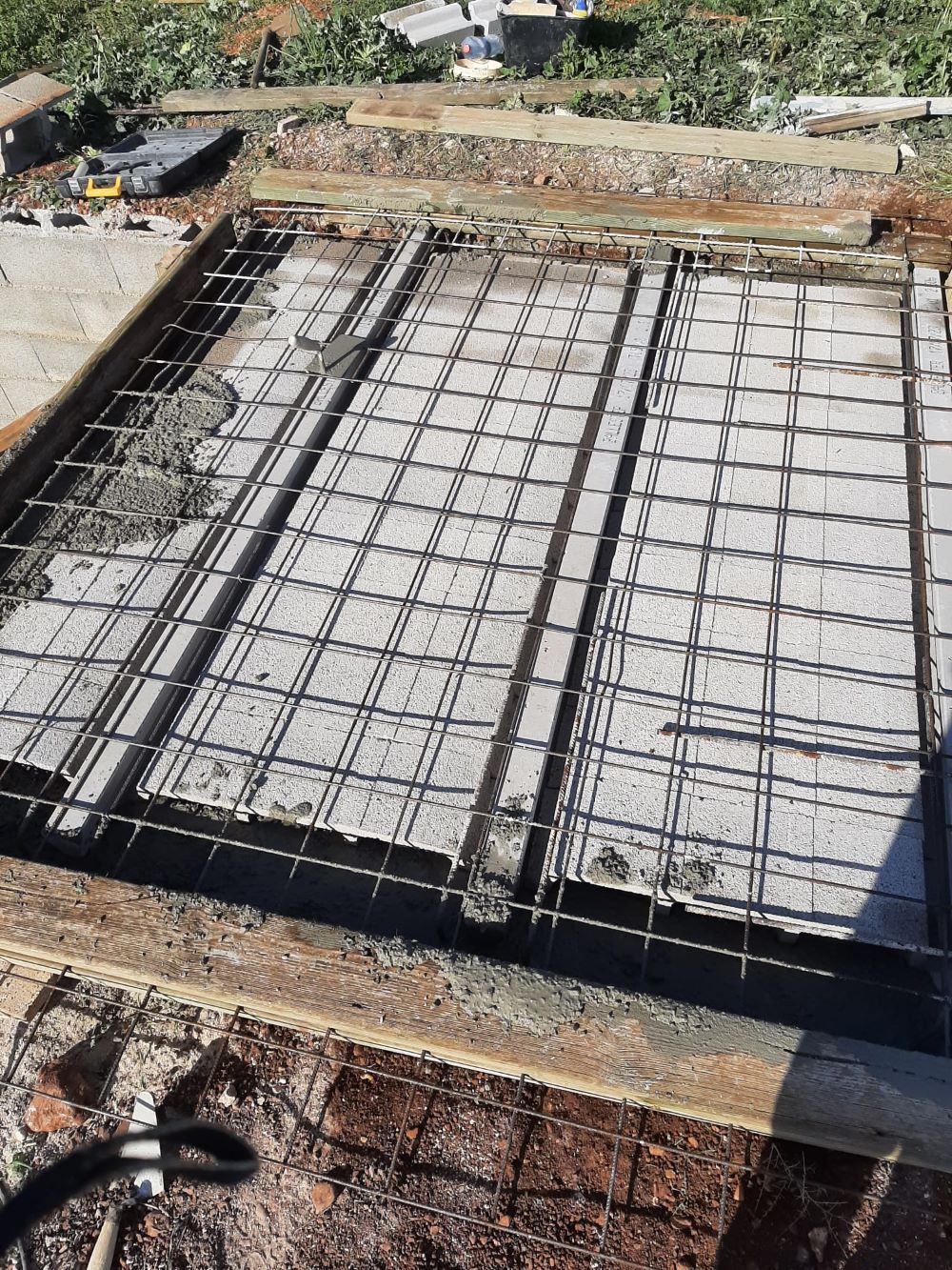 Se está construyendo una losa de hormigón con una malla metálica.