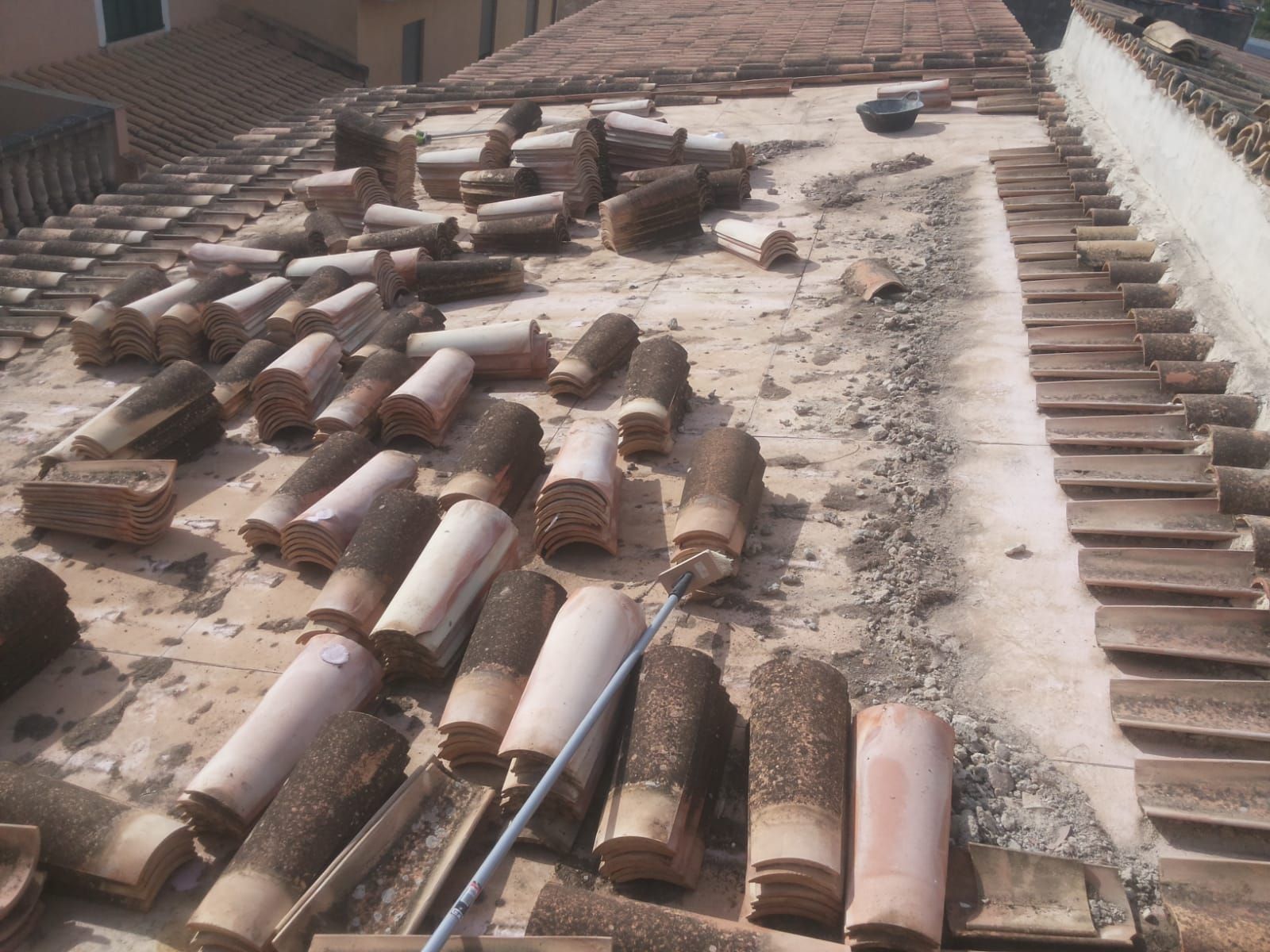 Una pila de ladrillos en el techo de un edificio.