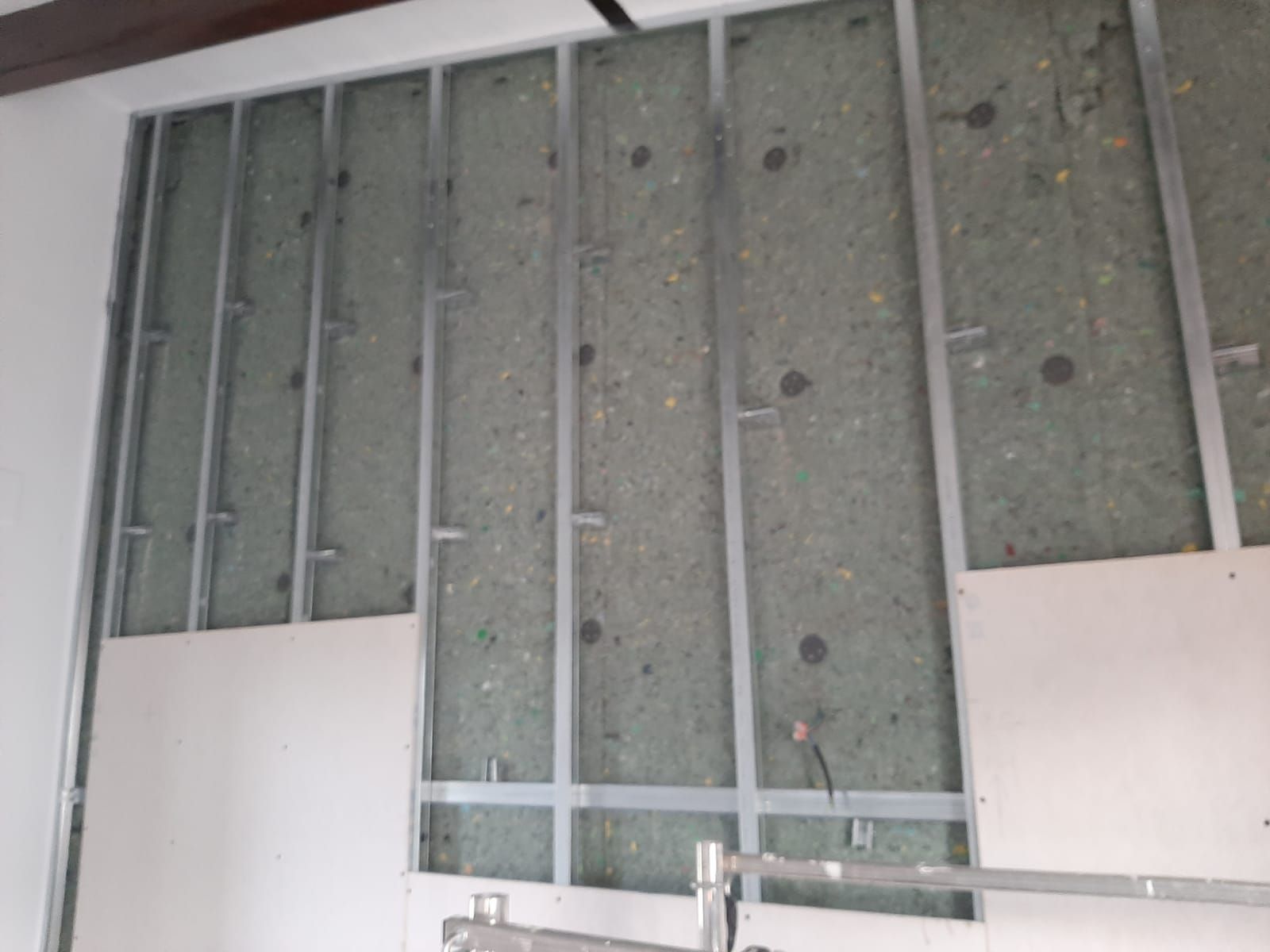 Se está construyendo un muro con muchos agujeros.