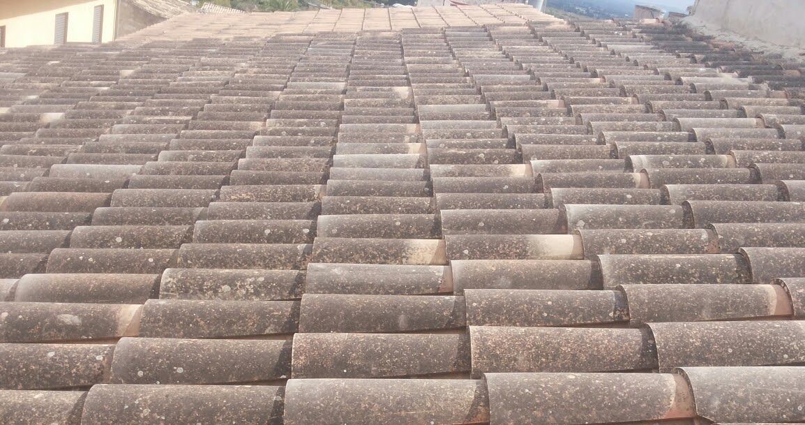 Un primer plano de un tejado con muchas tejas.