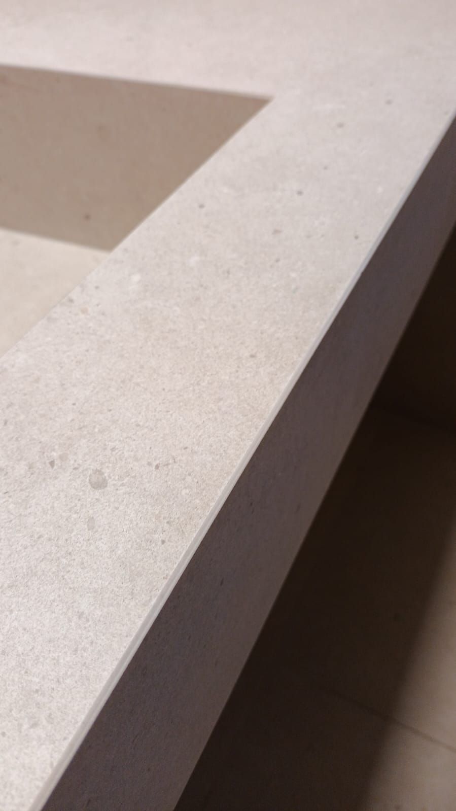 Un primer plano de una encimera con un fregadero en ella.