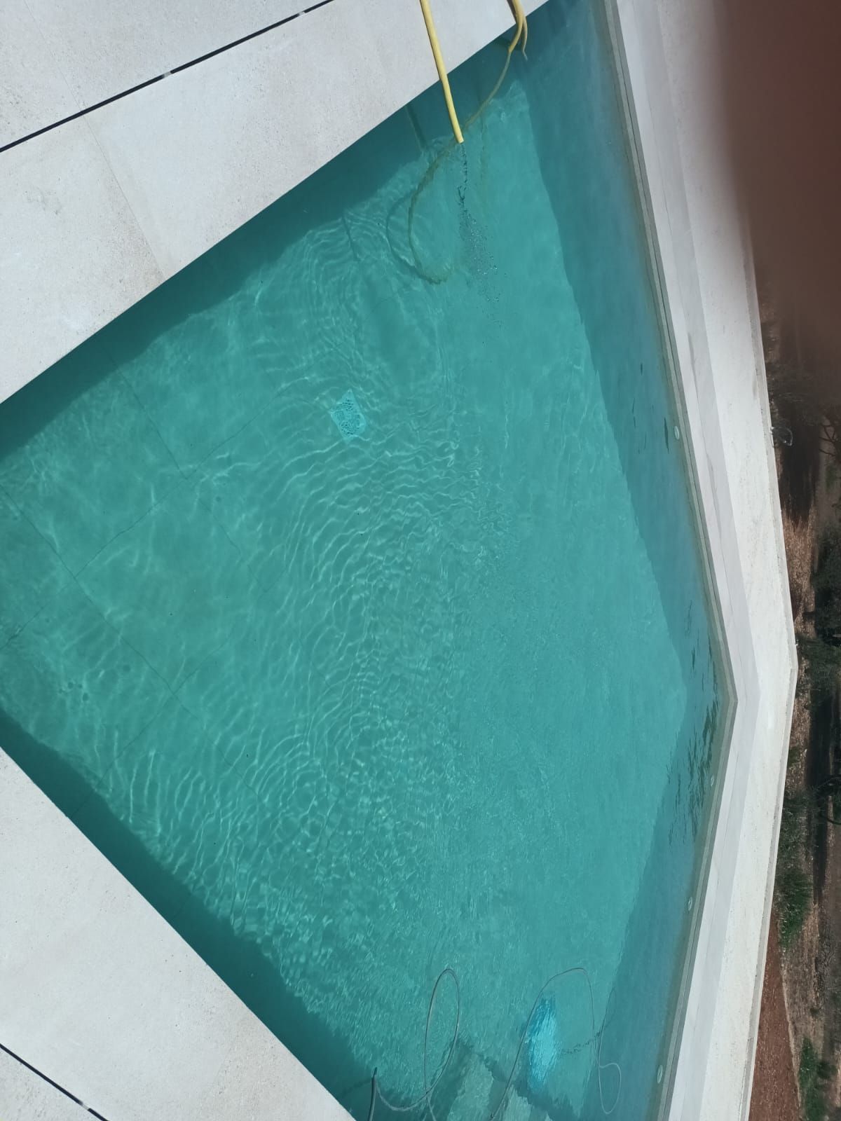 Una gran piscina con una cuerda colgando de ella.