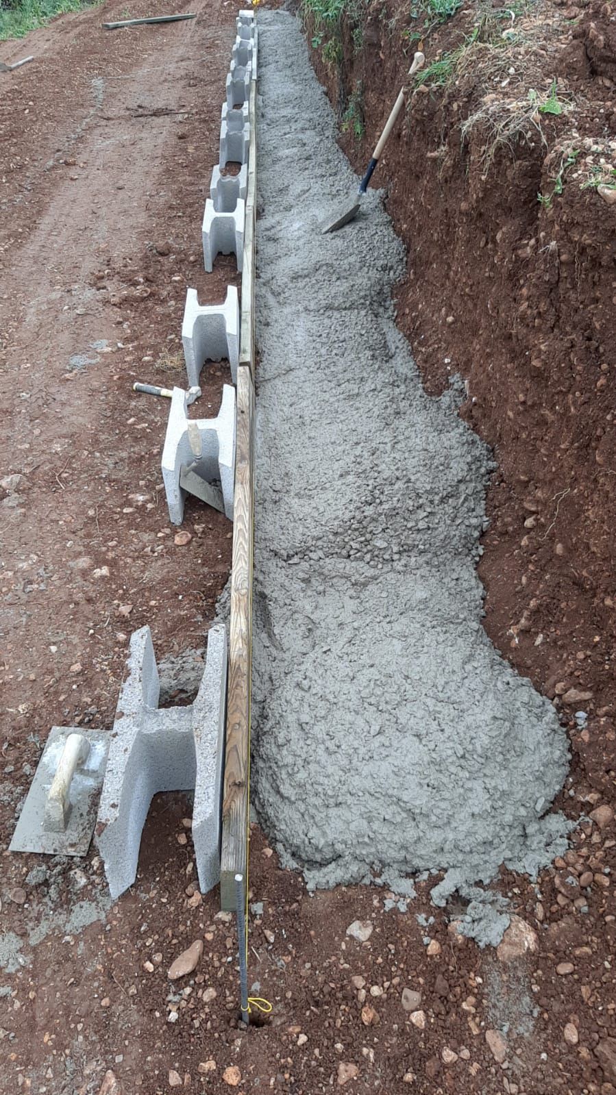 Se vierte un montón de hormigón en una zanja.