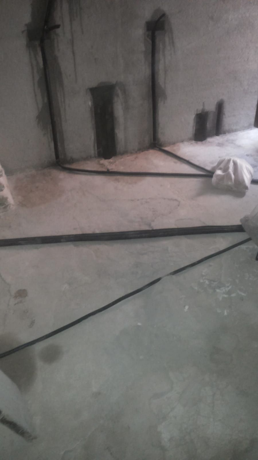 Una habitación con suelo de hormigón y una pared de hormigón.