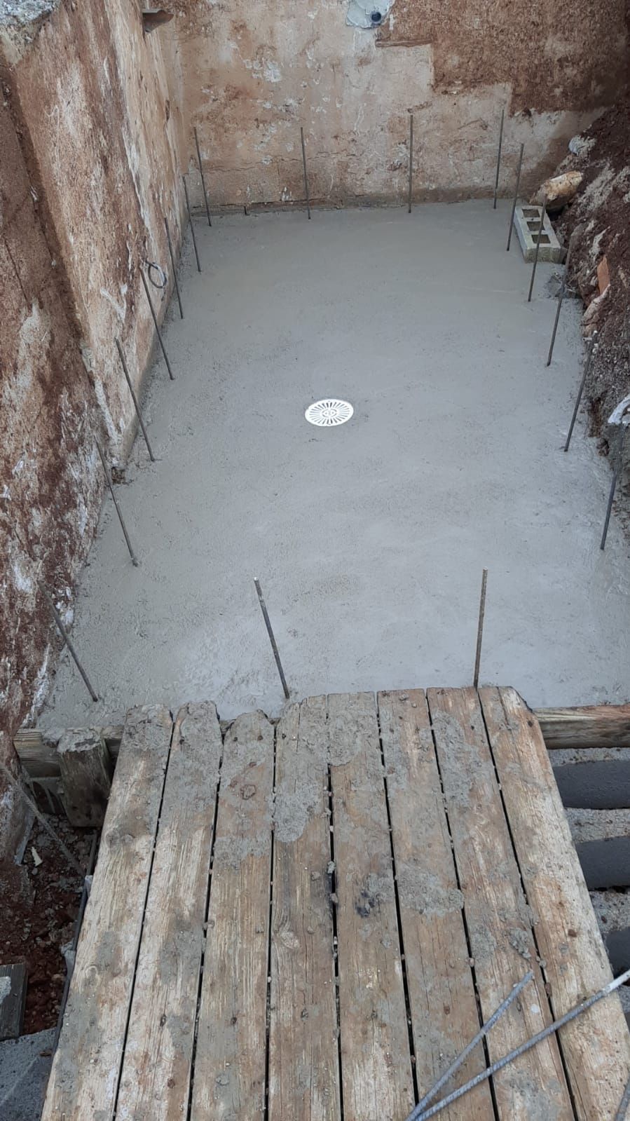 Una plataforma de madera se encuentra sobre un piso de concreto.