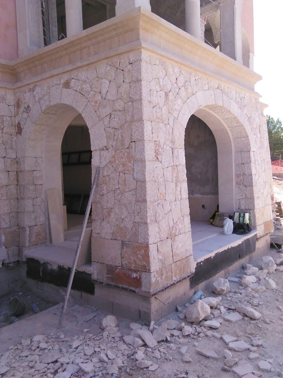Un edificio en construcción con un arco de piedra.