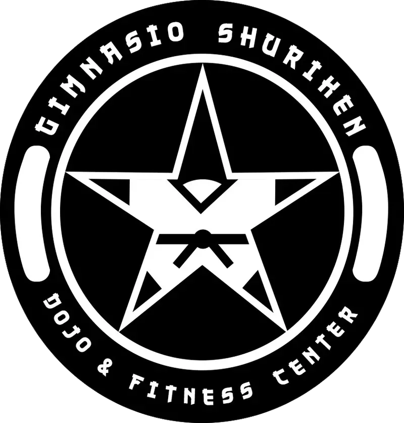 Logotipo en blanco y negro: "Gimnasio Shuriken" en un círculo, estrella dentro con un cinturón negro, "Dojo & Fitness Center".