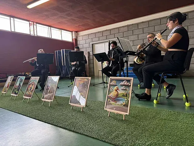 Un grupo de personas está tocando instrumentos en una habitación.