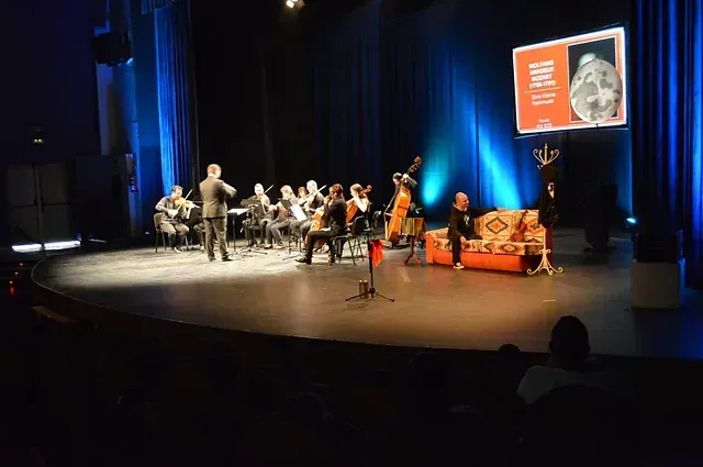Un grupo de personas está tocando instrumentos en un escenario.