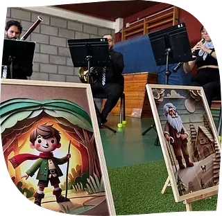 Un grupo de personas toca instrumentos en una habitación con imágenes de personajes de dibujos animados en caballetes.