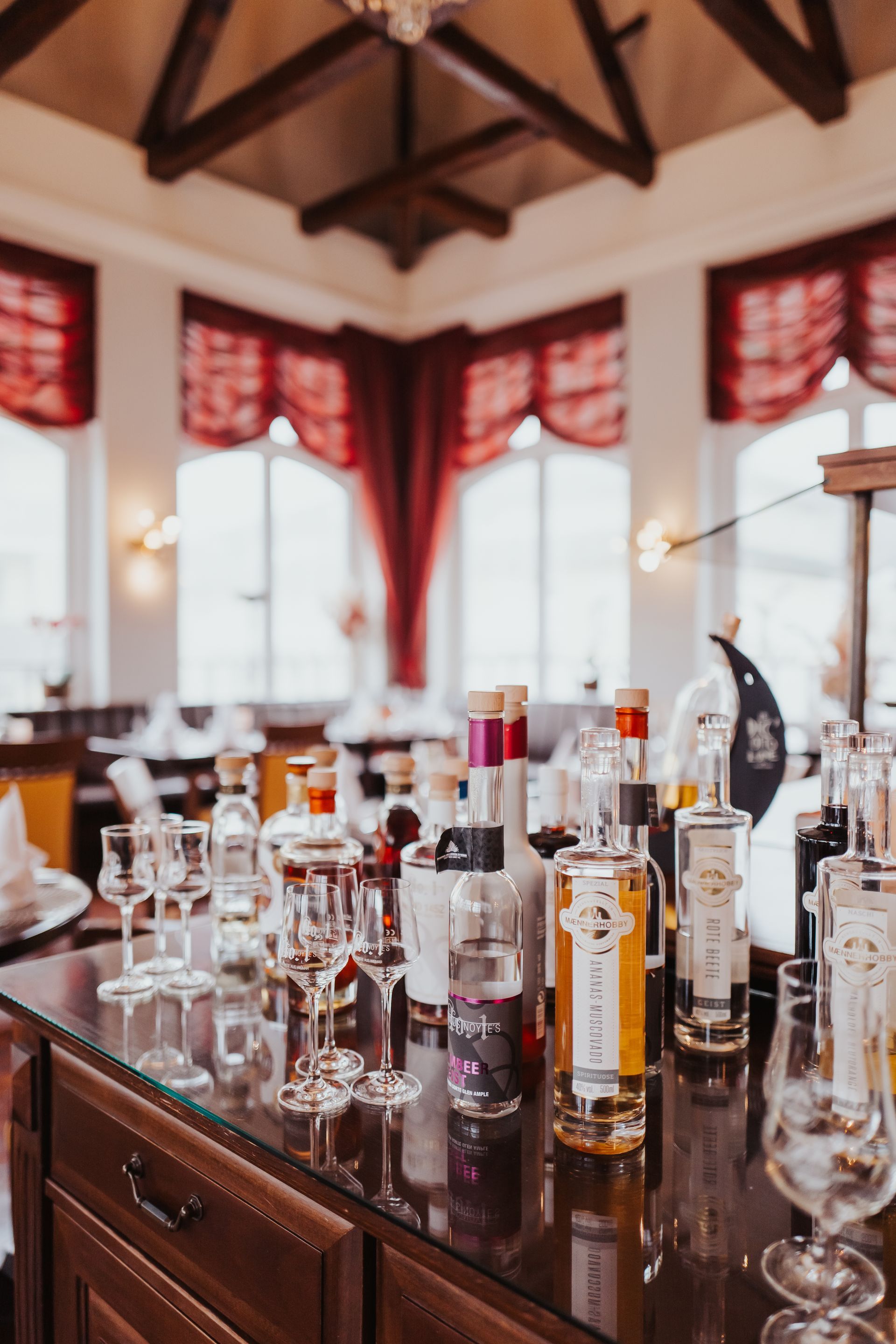 Eine Bar mit vielen Flaschen und Gläsern darauf