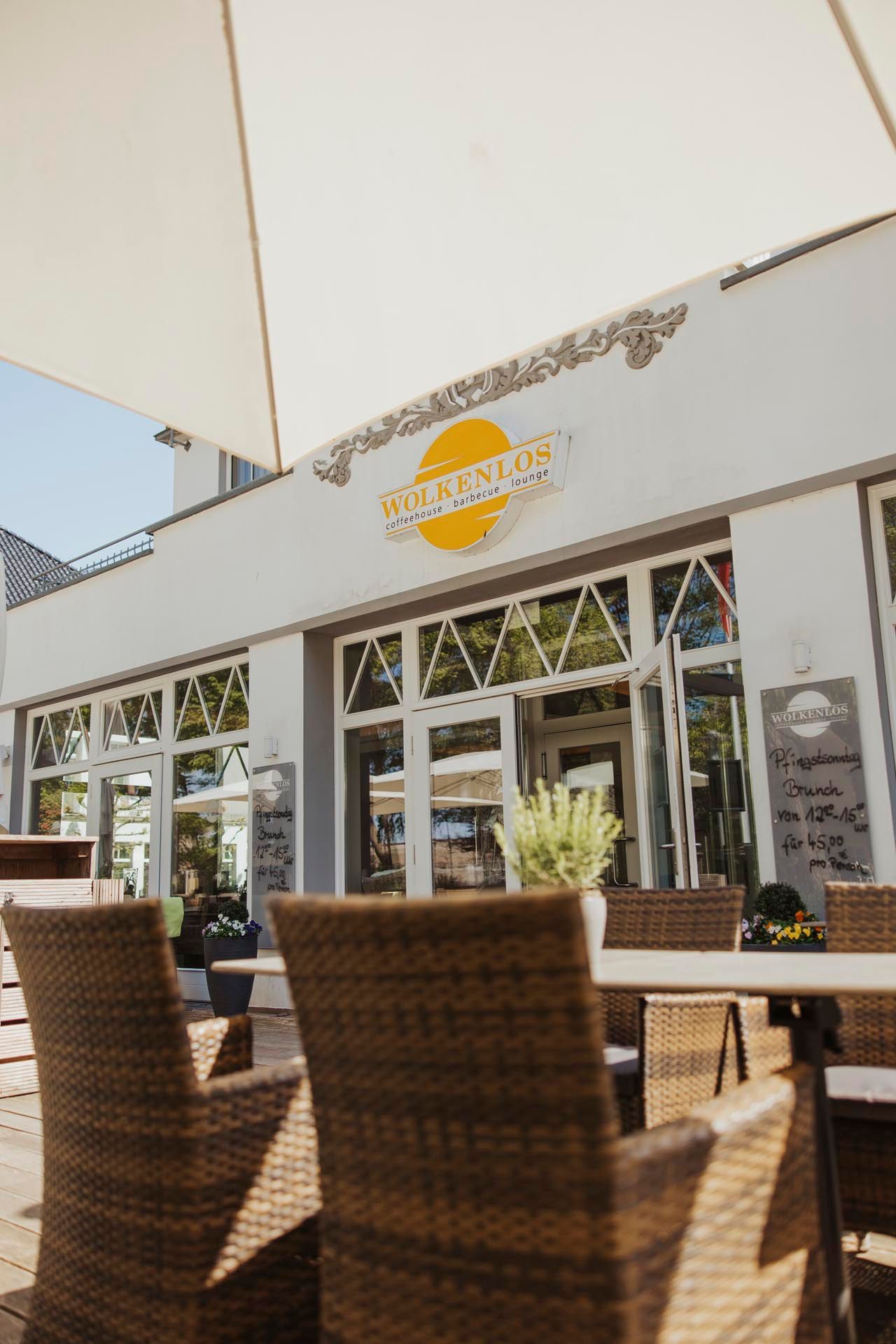 Restaurant Wolkenlos mit Korbstühlen und Tischen davor