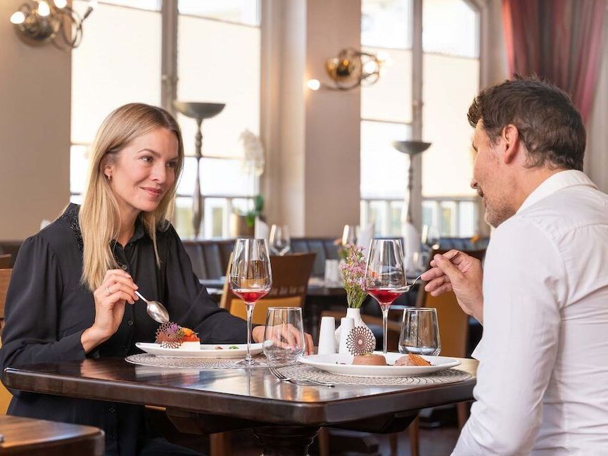 Ein Mann und eine Frau sitzen in einem Restaurant an einem Tisch.