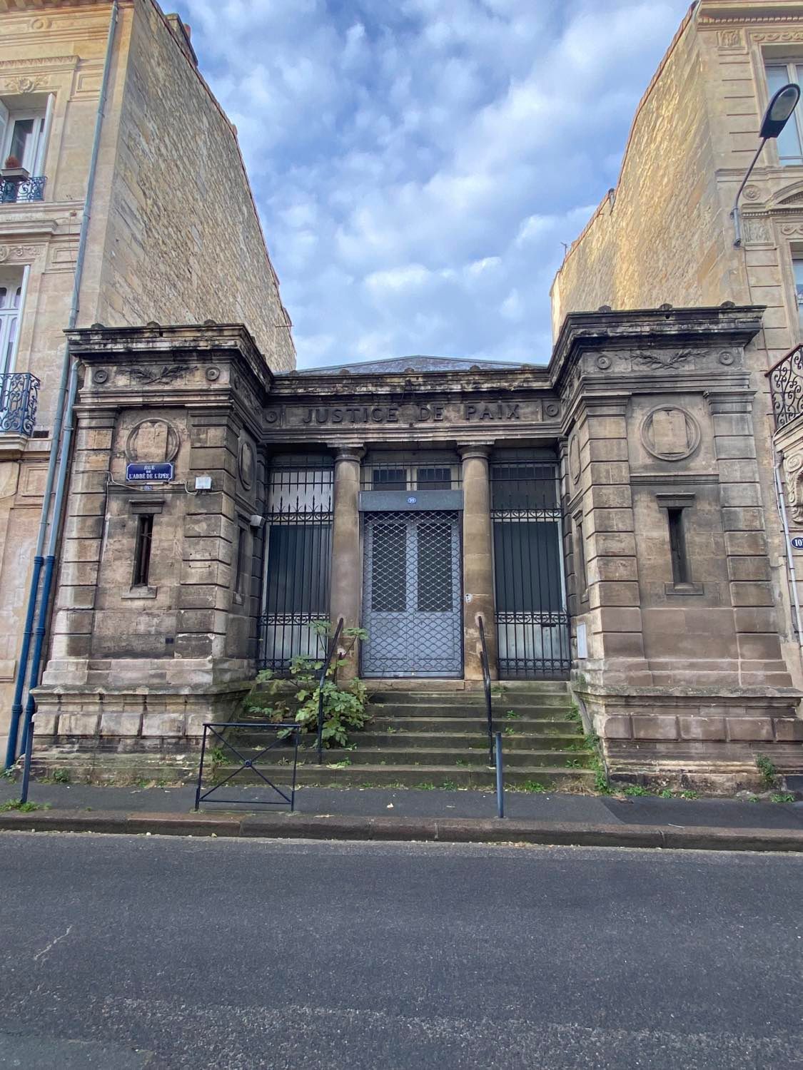 Façade d'un palais de justice avant sa rénovation
