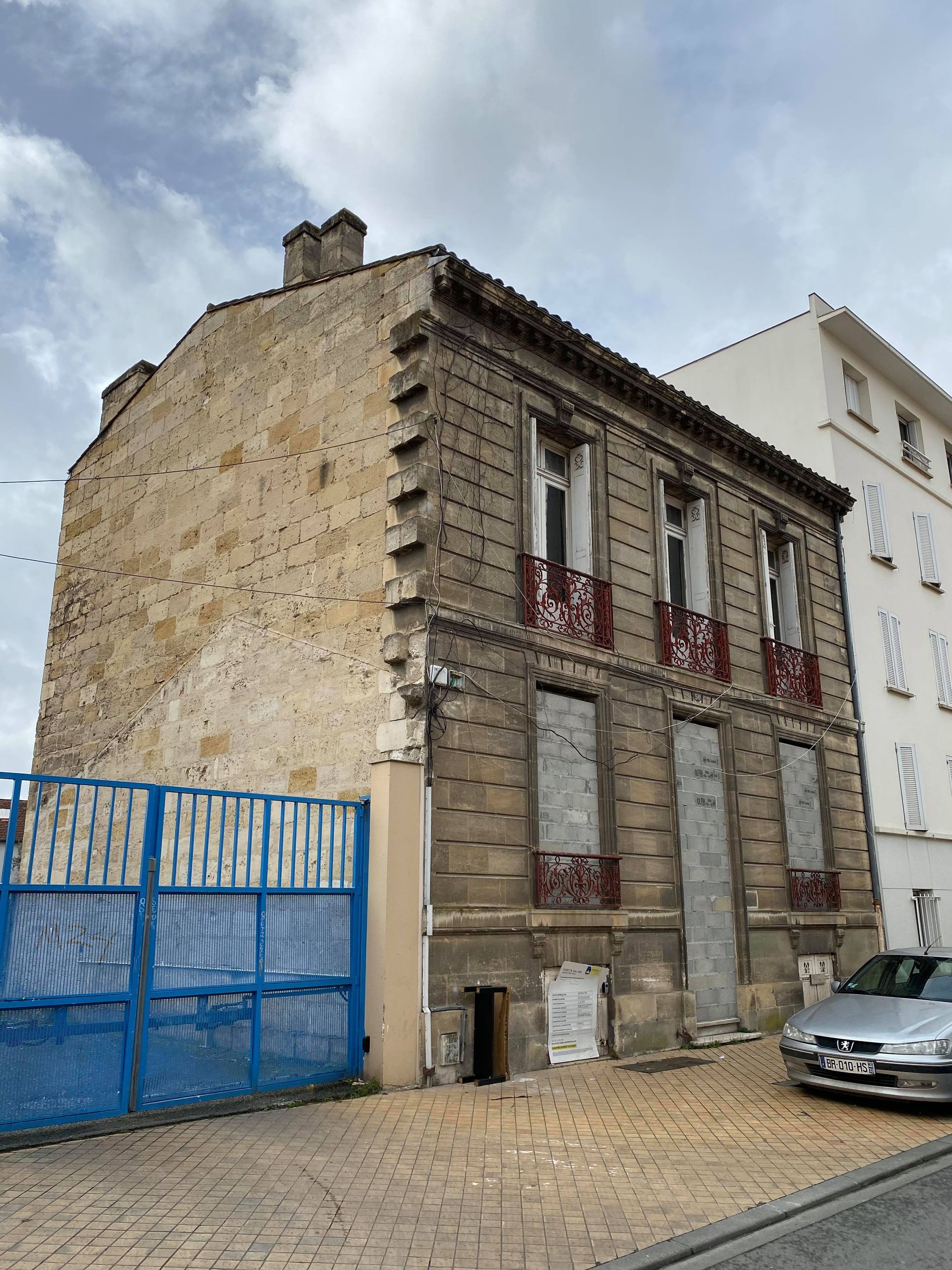 Un bâtiment en pierre à la façade noircie