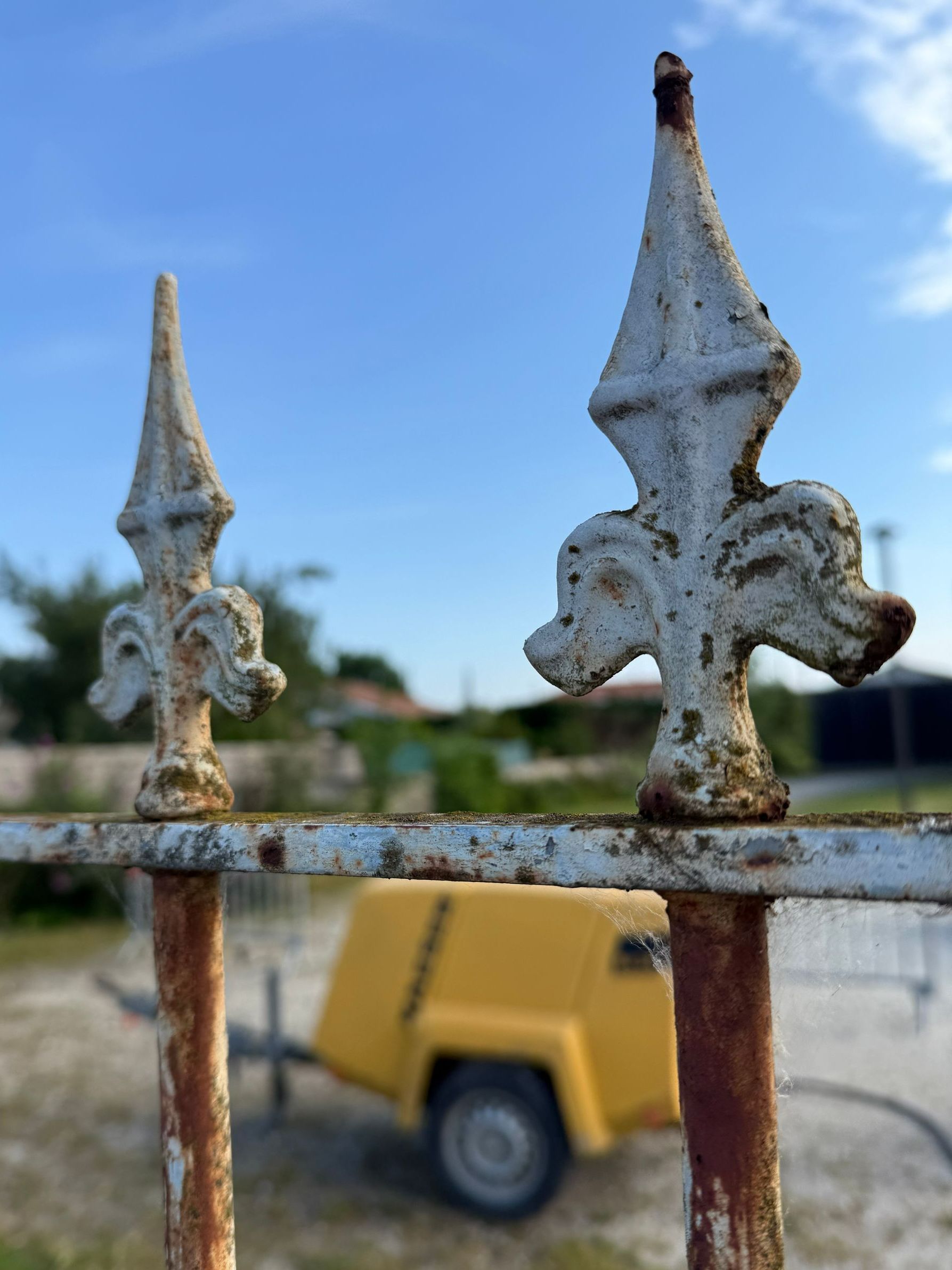 Gros plan sur les éléments en métal rouillés d'une clôture