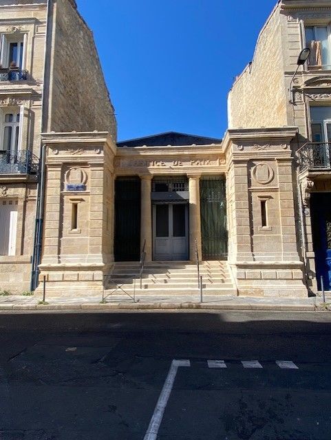 Façade d'un palais de justice après sa rénovation