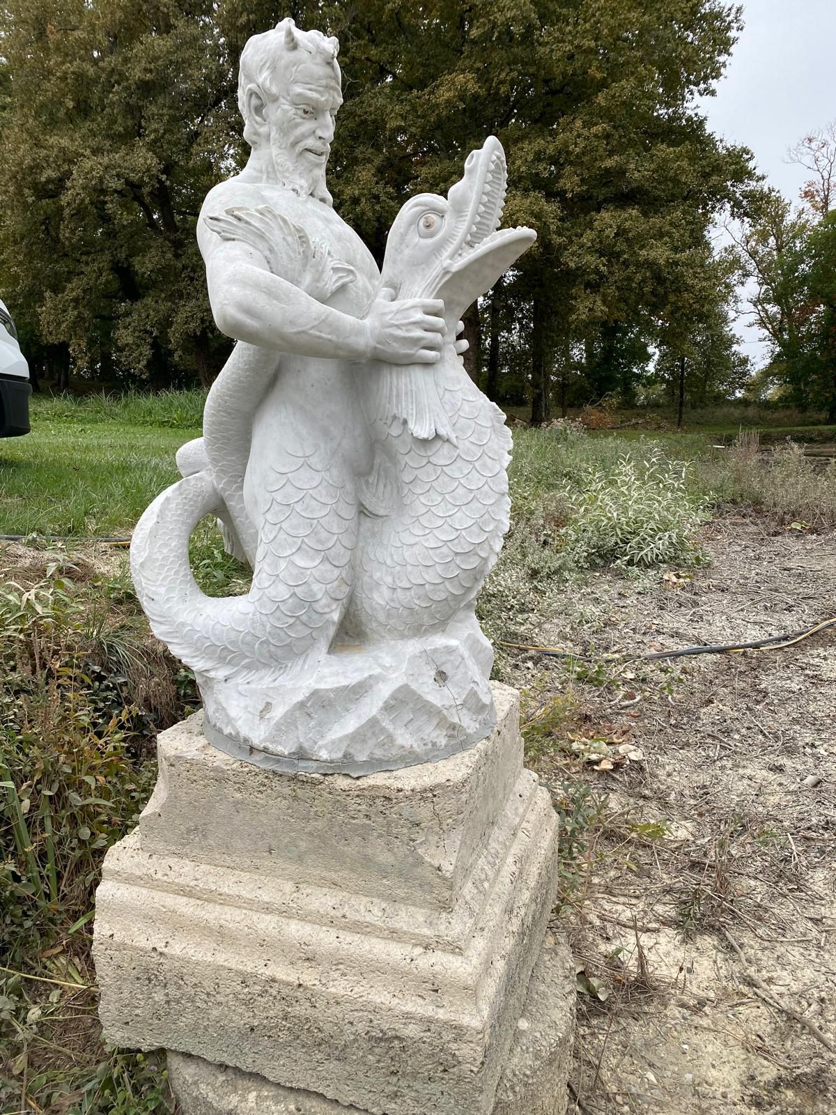 Statue en pierre dans un parc après nettoyage