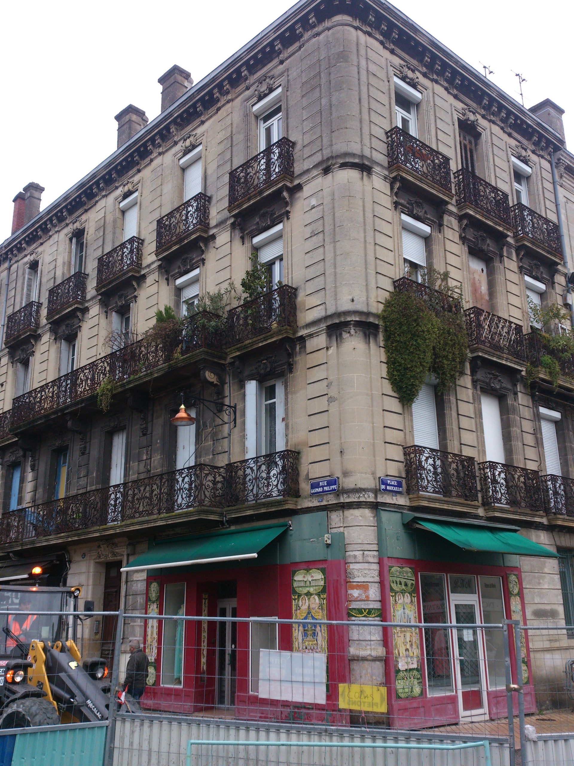 Un immeuble ancien bordelais avant sa rénovation