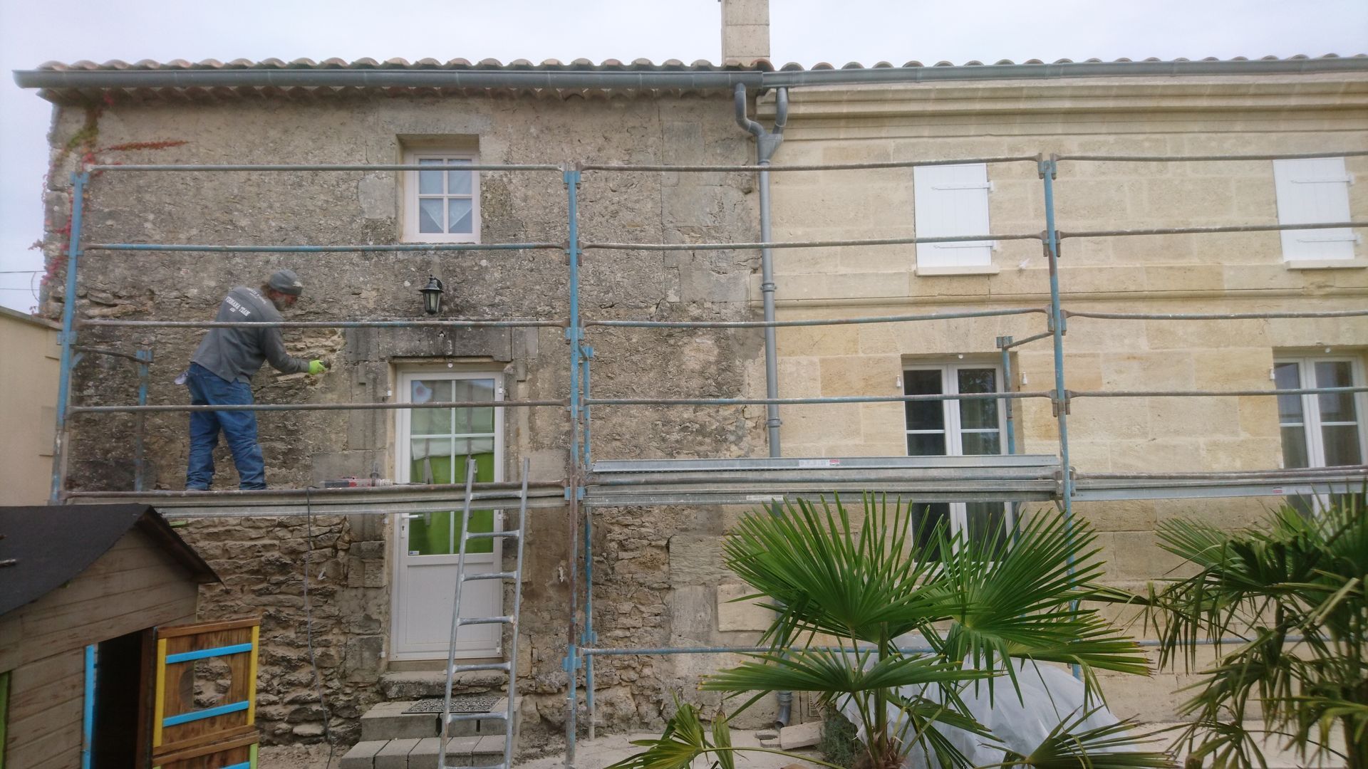 Une façade en pierre en cours de rénovation