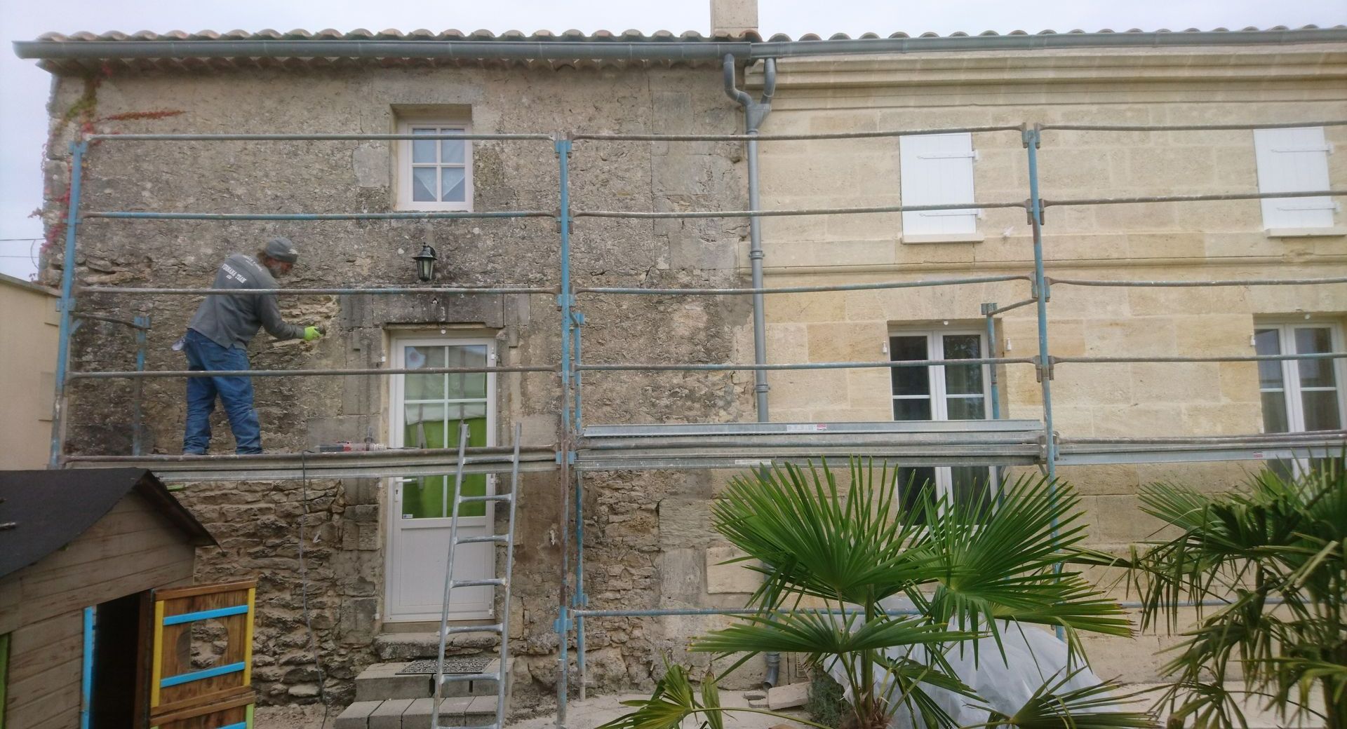 Une façade en pierre pendant rénovation