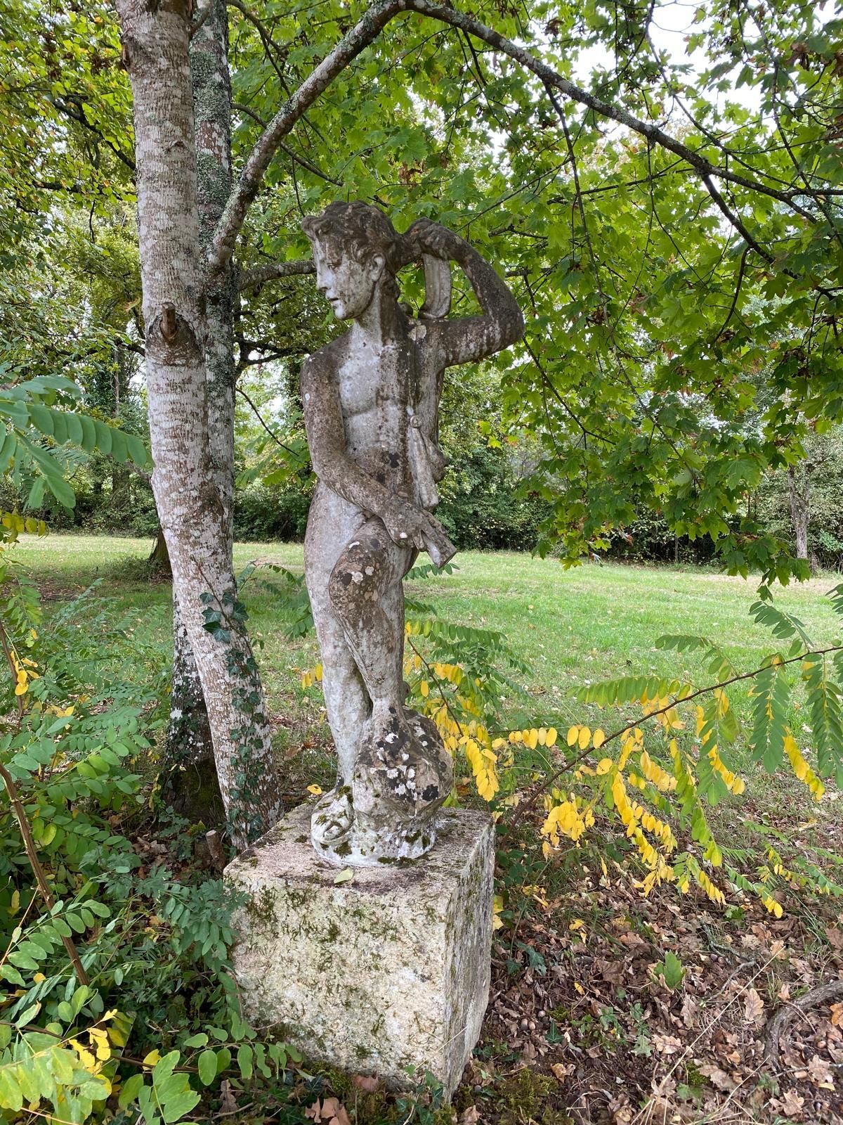 Statue dans un parc avant nettoyage