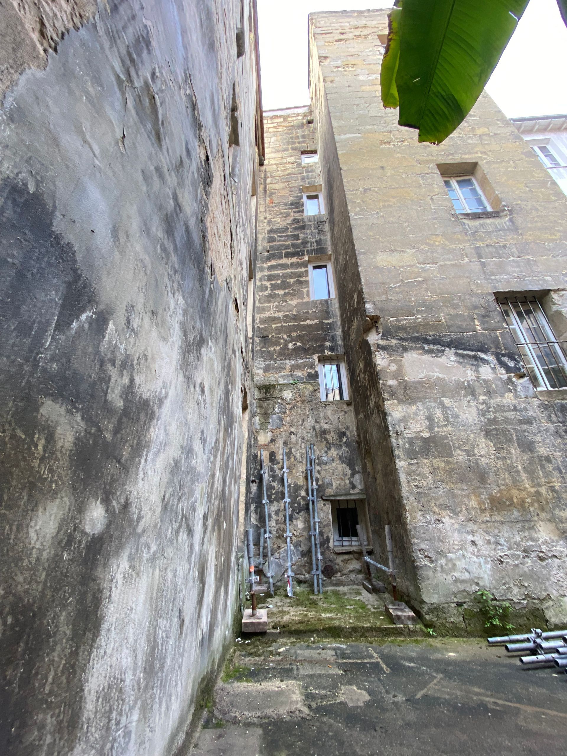 Une façade de maison ancienne noircie par le temps