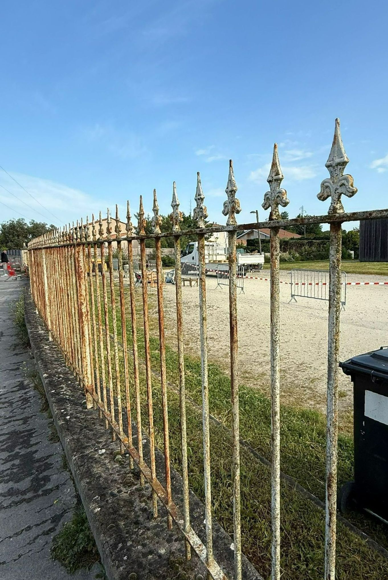 Une clôture en métal rouillée