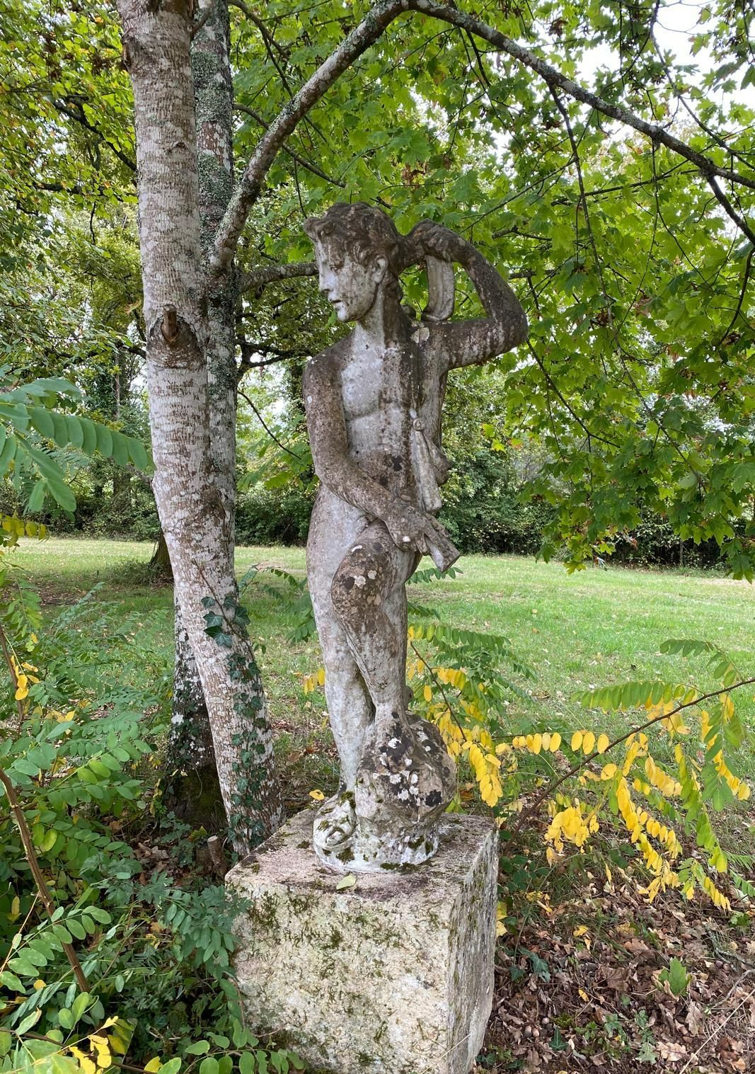 Une statue avant sablage de pierre