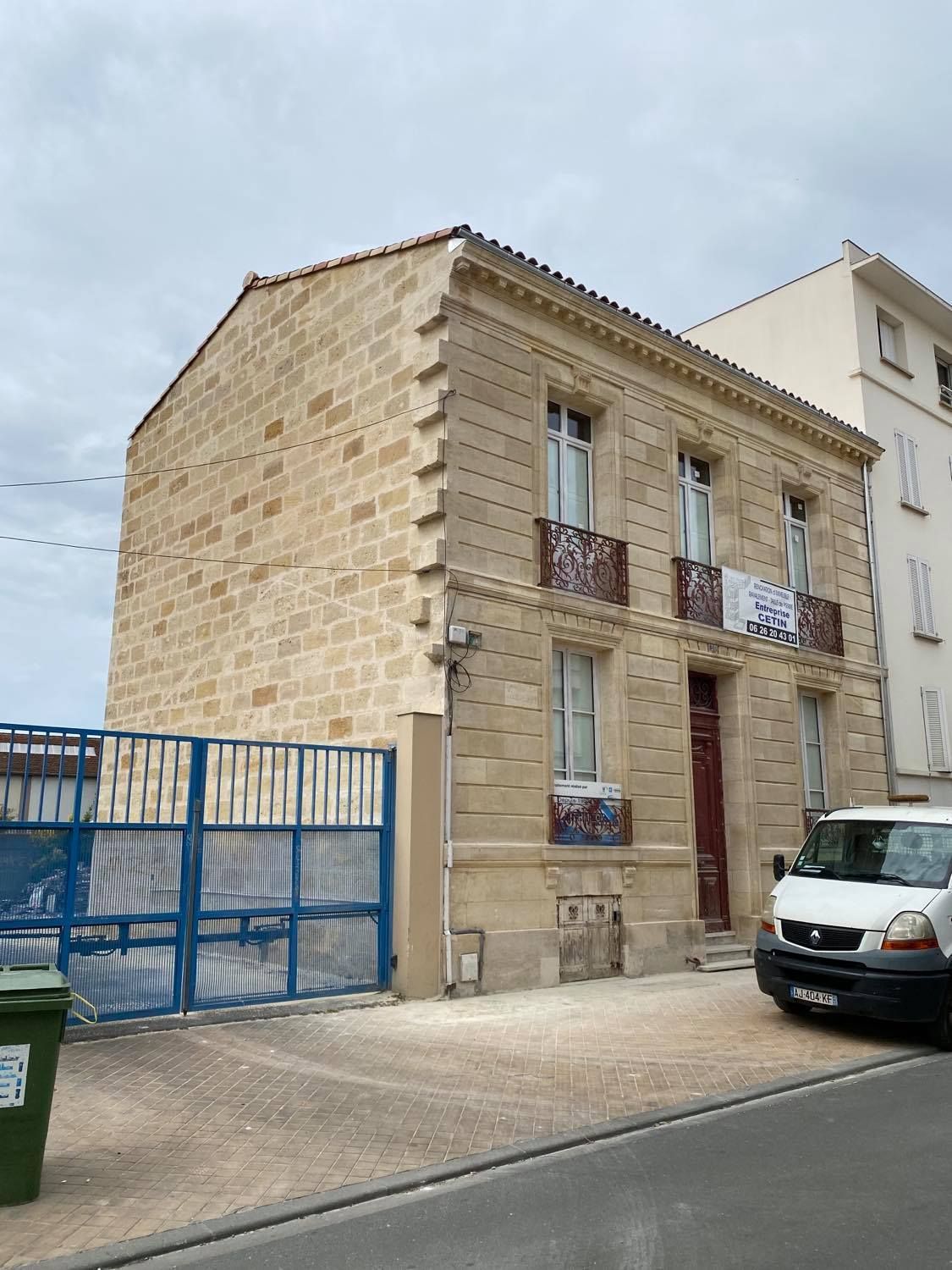 Une maison en pierre avec une façade nettoyée