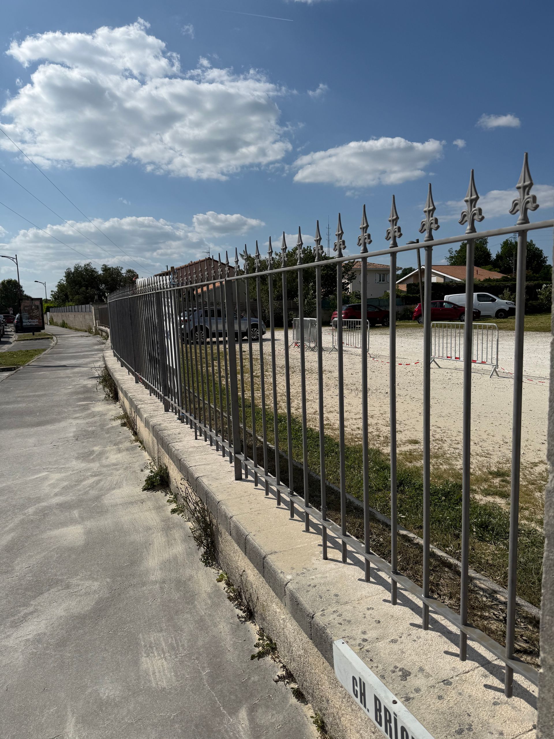 Une clôture en métal rénovée