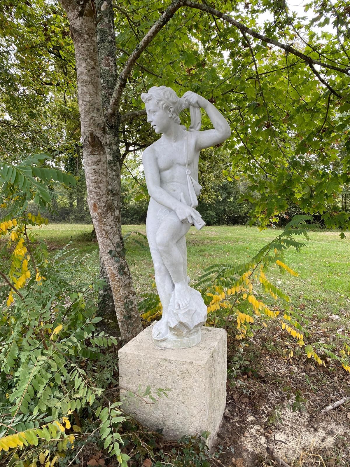 Une statue après sablage de pierre