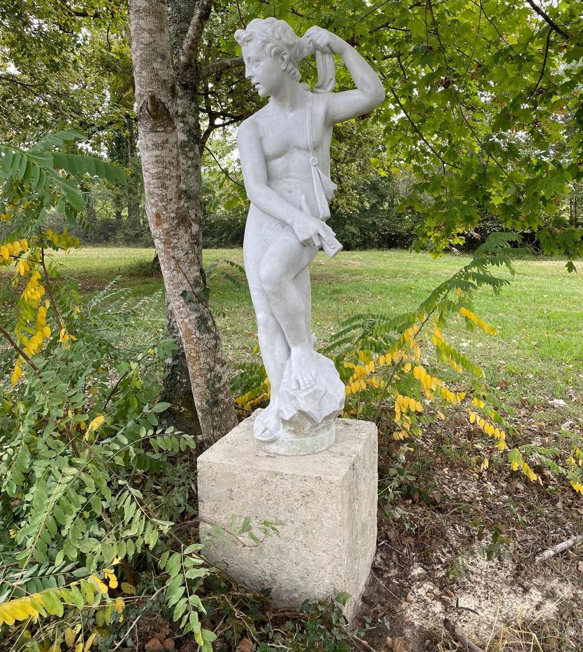 Une statue en pierre blanche