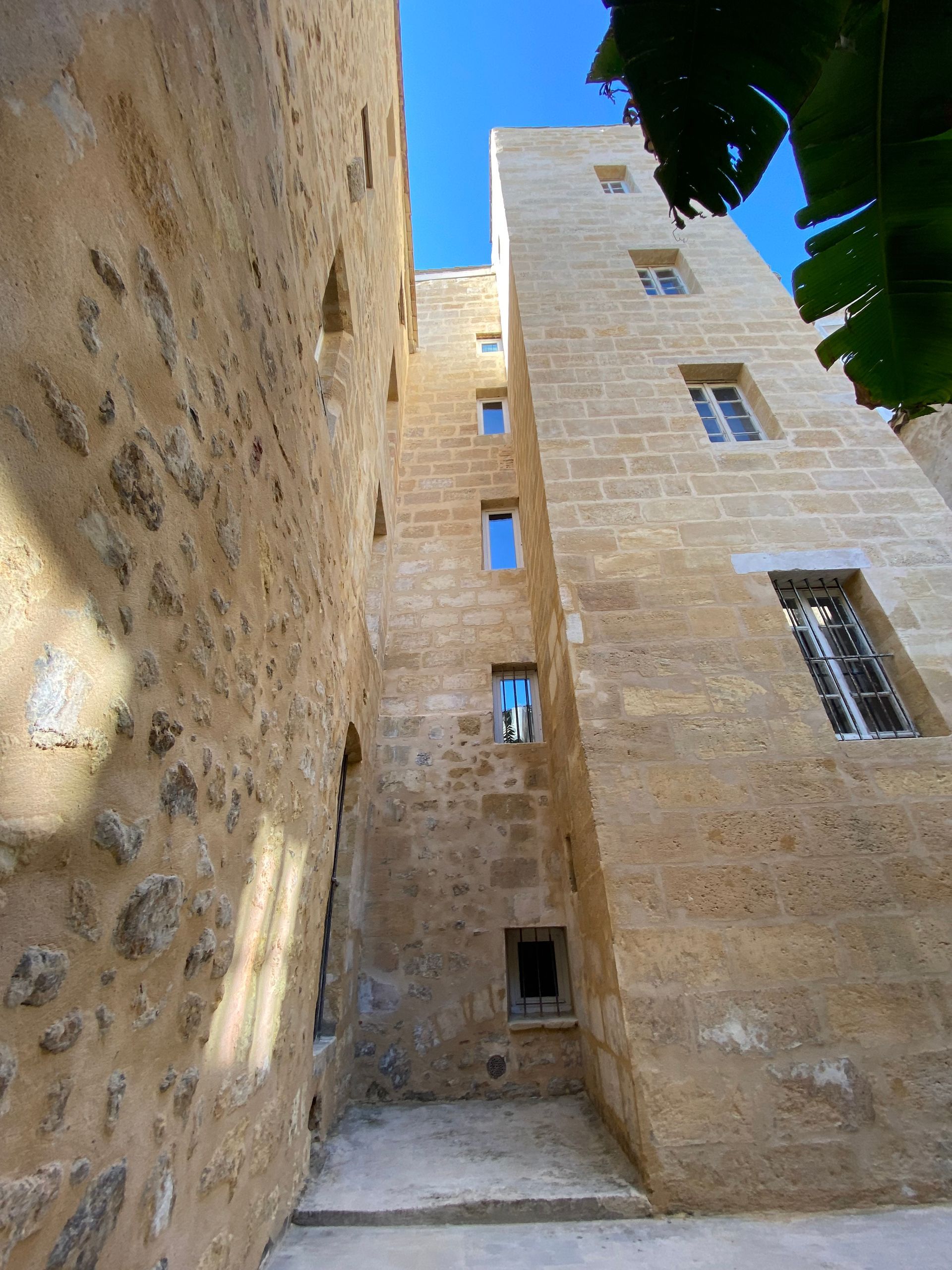 La façade d'un bâtiment ancien en pierre