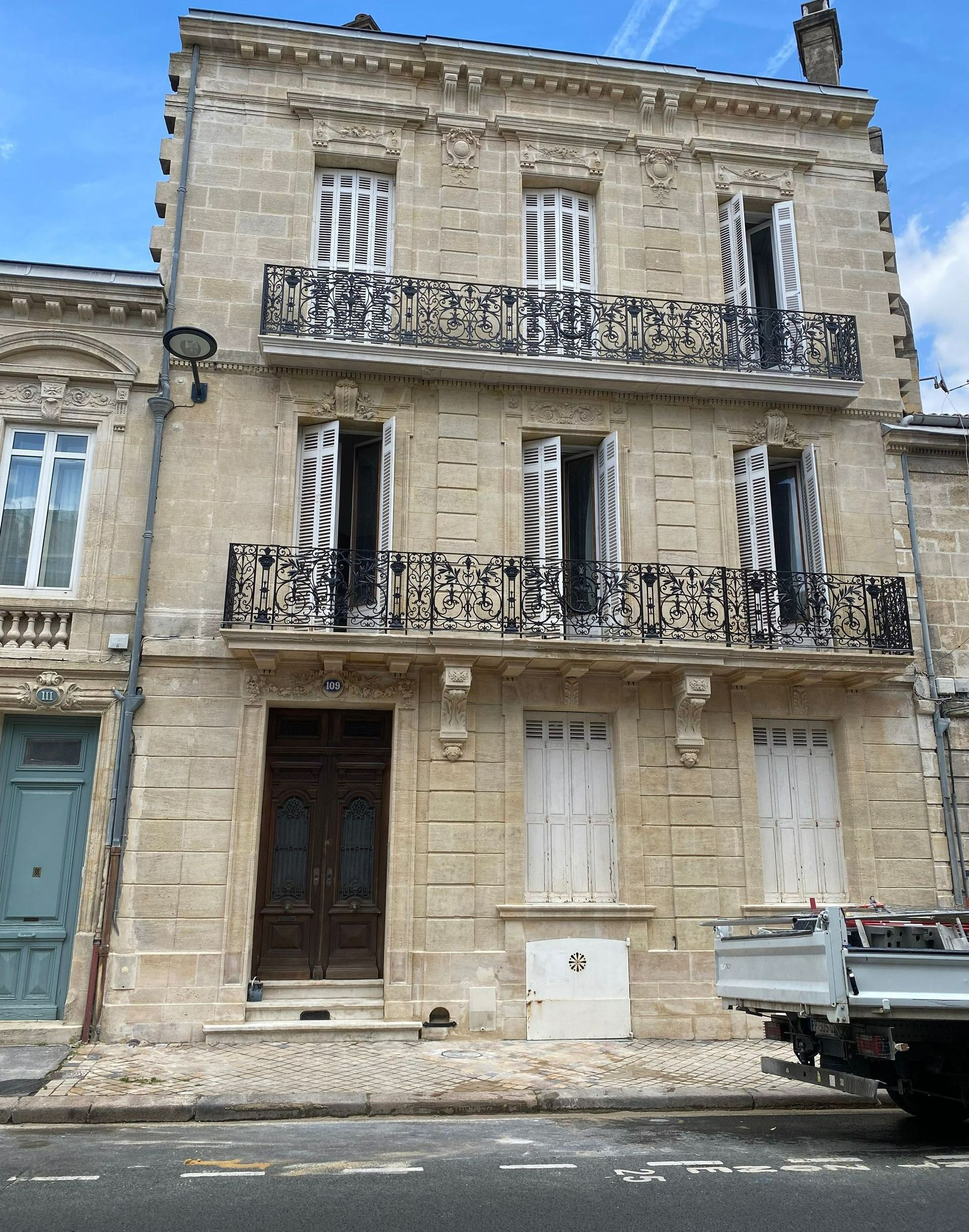 Un bâtiment ancien en pierre avec des moulures