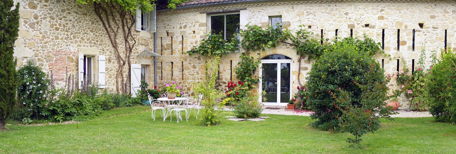 Une maison en pierre et son jardin