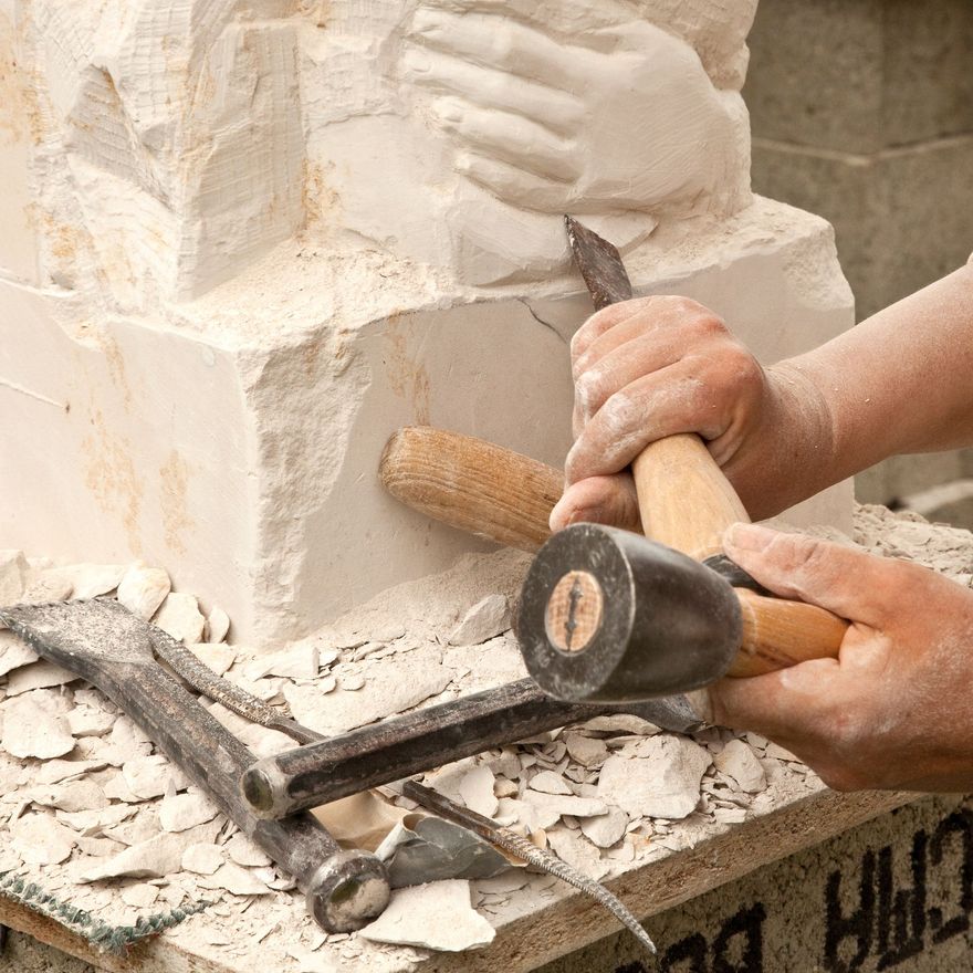 Un artisan taillant un bloc de pierre